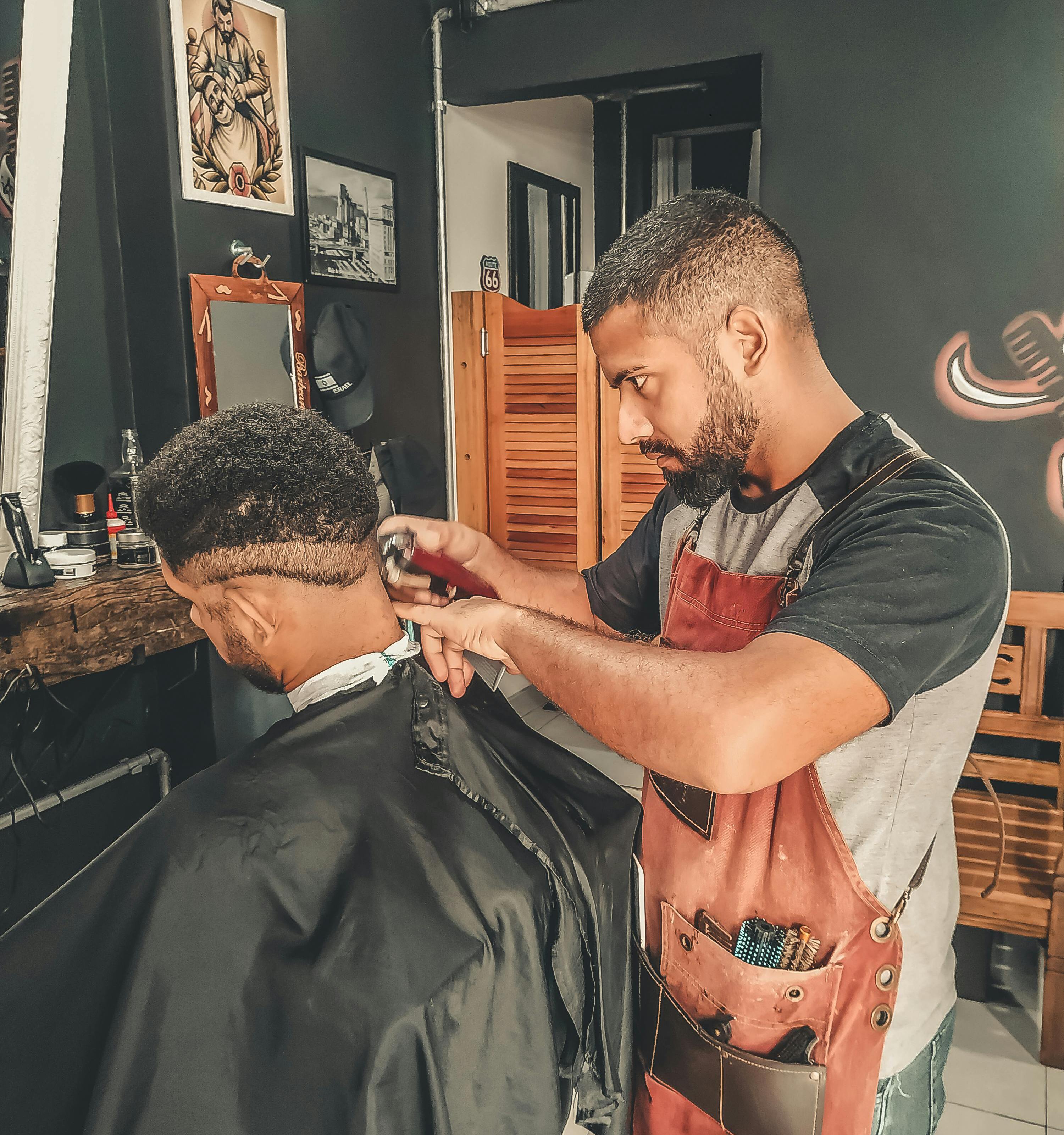 Rafa - Maestro Barbero trabajando con precisión en D' Rafa Peluquería, Santo Domingo